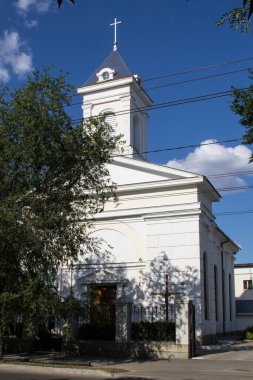 Bir taşra kasabasında küçük bir Katolik kilisesi.