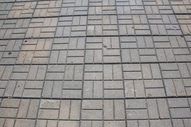 Kaldırım kare dekoratif fayanslarla döşenmiş..