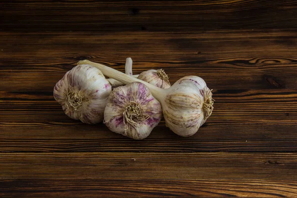 Large Ripe Garlic Lying Wooden Table — Stock Photo, Image