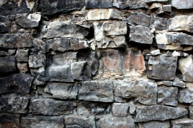 Kireçtaşı bloklardan yapılmış eski yanmış bir duvar..