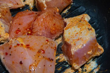 Güneşte çimlere düşen yapraklar.