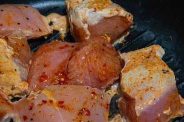 Güneşte çimlere düşen yapraklar.