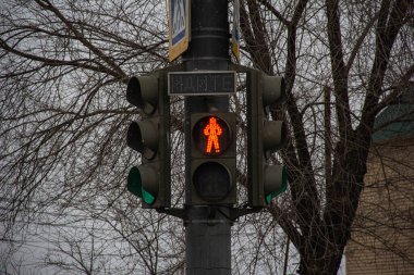 Yanan ışığı olan bir trafik ışığı.