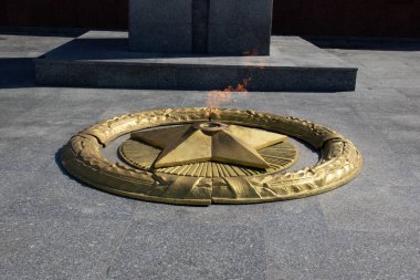 Sonsuz alev. İkinci Dünya Savaşı 'nda ölen askerlere adanmış anıtın bir parçası..