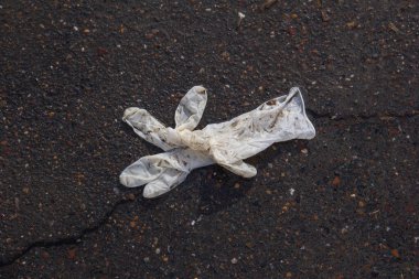 Kullanıldıktan sonra tek kullanımlık eldiven yere bırakılır..