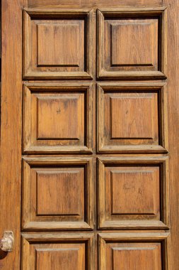 Büyük, eski, ahşap bir kapının parçası..