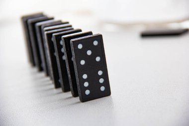 Beyaz arka planda tahta dominolar