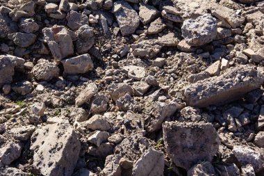 Parçalandıktan sonra beton parçaları birikiyor..