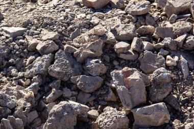 Parçalandıktan sonra beton parçaları birikiyor..