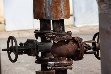 Isıtma borularında iki eski paslı musluk..