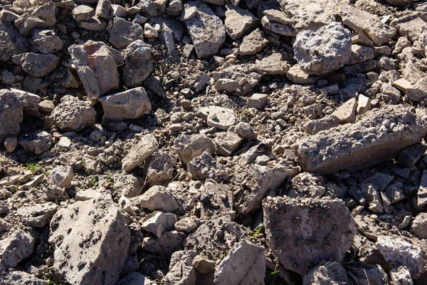 Parçalandıktan sonra beton parçaları birikiyor..