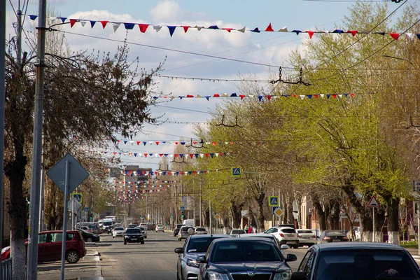 Banderas Triangulares Multicolores Contra Cielo Casas Extendidas Sobre Calzada — Foto de Stock