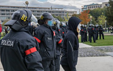 Hükümet karşıtı protesto, 17.10. 2020, Matoviç Hükümeti, Hükümet Ofisi, Özgürlük Meydanı, Halk, Polis, Bratislava, Slovakya.