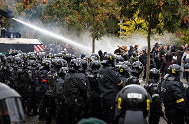 Hükümet karşıtı protesto, 17.10. 2020, Matoviç Hükümeti, Hükümet Ofisi, Özgürlük Meydanı, Halk, Polis, Bratislava, Slovakya.