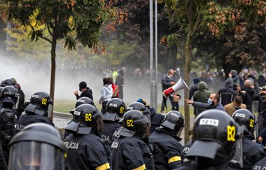 Hükümet karşıtı protesto, 17.10. 2020, Matoviç Hükümeti, Hükümet Ofisi, Özgürlük Meydanı, Halk, Polis, Bratislava, Slovakya.