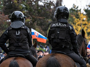 Hükümet karşıtı protesto, 17.10. 2020, Matoviç Hükümeti, Hükümet Ofisi, Özgürlük Meydanı, Halk, Polis, Bratislava, Slovakya.