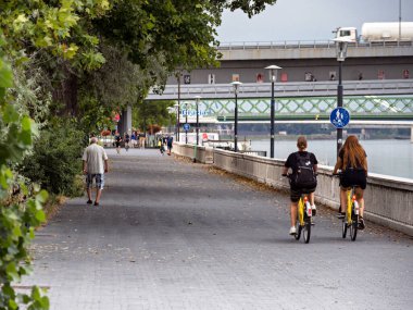Tuna seti üzerinde bisiklet yolu, Bratislava, Slovakya.