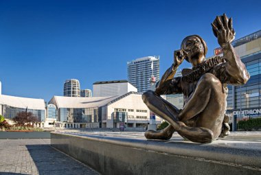 Heykel İskelesi, yazar Colin Spofforth, Eurovea, çeşme, Slovakya Ulusal Tiyatrosu, Bratislava, Slovakya.