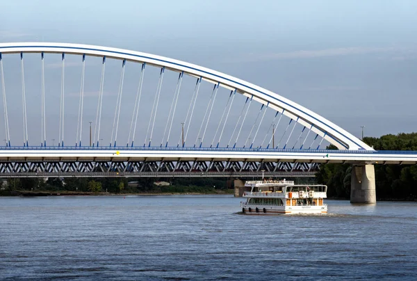 Ponte Apollo Danubio Nave Crociera Bratislava Slovacchia — Foto Stock