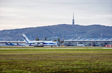 Bratislava havaalanı, ulaşım uçağı, Antonov, televizyon vericisi, Slovakya.