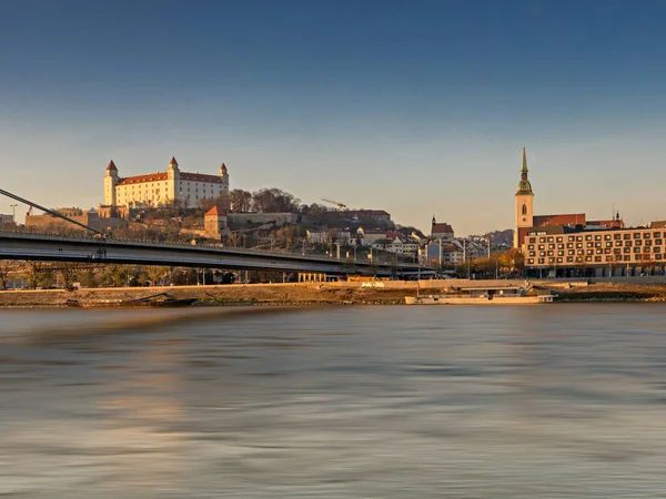 斯洛伐克布拉迪斯拉发多瑙河堤圣马丁大教堂城堡 — 图库照片