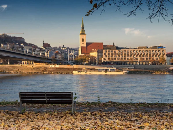 Katedrála Martina Staré Hotel Park Inn Dunaj Bratislava Slovensko — Stock fotografie