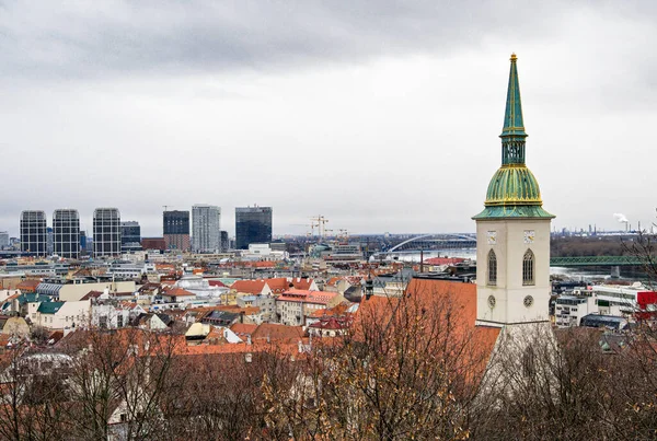Turm Der Gotischen Katholischen Kathedrale Martin Mlynske Nivy Bratislava Slowakei — Stockfoto