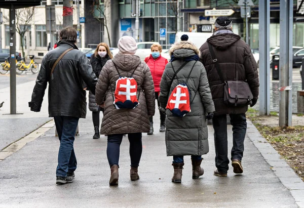 Люди Рюкзаками Национальной Символикой Slovak Cross Братислава Словакия — стоковое фото