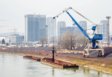 Kış limanı, mal transferi, kömür yüklemesi, Tuna nehri, gemi, Bratislava, Slovakya.