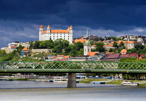 Братиславский замок, река Данубе, старый мост, собор Св. Мартина, Братислава, Словакия.