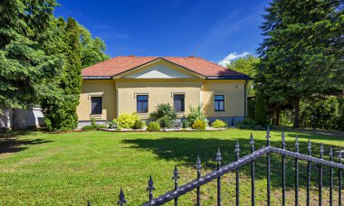Neoklasik Curia Barlanghi, Travnica, Slovakya.