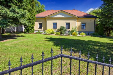 Neoklasik Curia Barlanghi, Travnica, Slovakya.