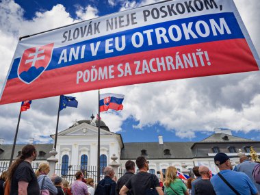 Cumhurbaşkanlığı Sarayı önünde bayrak ve bayrak taşıyan protestocular, referandum, Bratislava, Slovakya