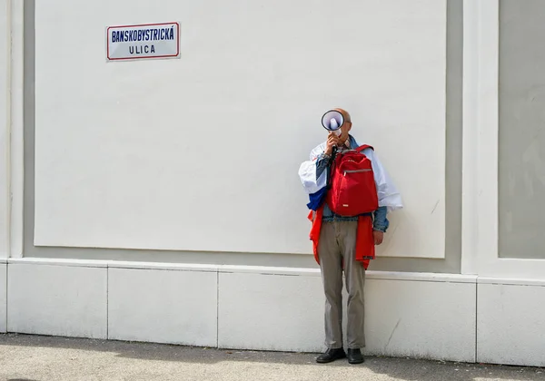 Протестующий Человек Мегафоном Референдуме Братислава Словакия — стоковое фото