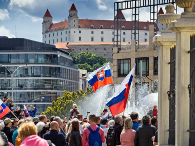 Referandum, Bratislava ve Slovakya için cumhurbaşkanlığı sarayı önünde 29.5.2021 bayrak ve bayrak taşıyan protestocular.