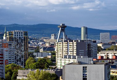 Petrzalka manzarası, merkez O2, SNP köprüsü, Bratislava, Slovakya