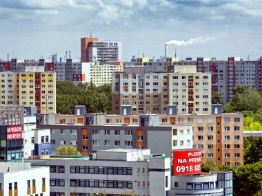 Petrzalka bölgesi, Slovnaft rafinerisi, baca, baca, duman dumanı, Bratislava, Slovakya.