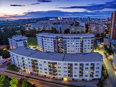 Petrzalka bölgesi, gece, modern bina, Bratislava, Slovakya.