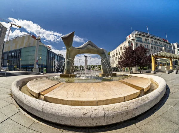 购物中心 Eurovea Memorial Stefanik Statue Slovak National Theater Fountain Dancer — 图库照片