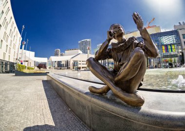 Eurovea 'da Heykel İskelesi, Alışveriş Merkezi, Ulusal Tiyatro, Bratislava, Slovakya.