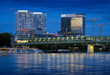 Yeni inşaat, Mlynske nivy 2, Tuna Nehri, Eurovea Alışveriş Merkezi, Panorama Şehri, Eski Köprü, Bratislava, Slovakya