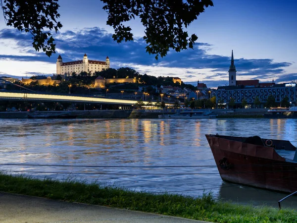斯洛伐克Snp桥圣马丁大教堂多瑙河黄昏的布拉迪斯拉发城堡 — 图库照片