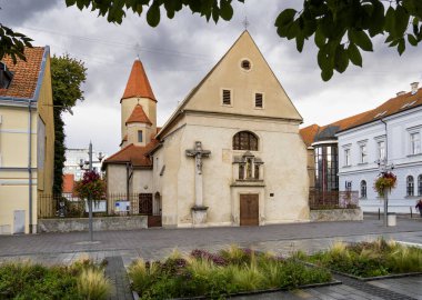 Trnava 'daki St. Helena Katolik Kilisesi, Barok tarzında dekore edilmiş Gotik kilise, Slovakya.