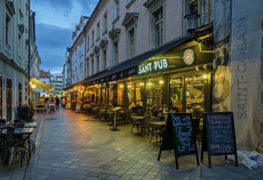 Bratislava 'da gezinti alanı, Sülün barı, yayalar bölgesi akşamı, Slovakya.
