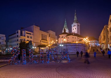 Zilina 'daki Noel pazarları, Kutsal Slovakya Kilisesi.
