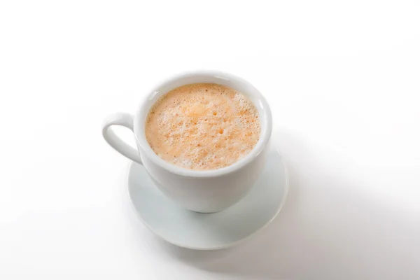 Beyaz arka planda bir fincan kahve.