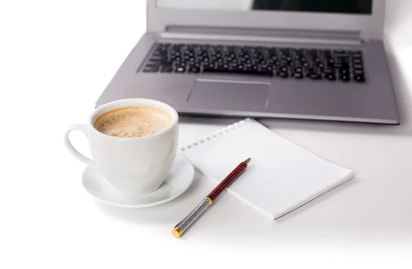 kahve ile bir dizüstü bilgisayar ve dizüstü