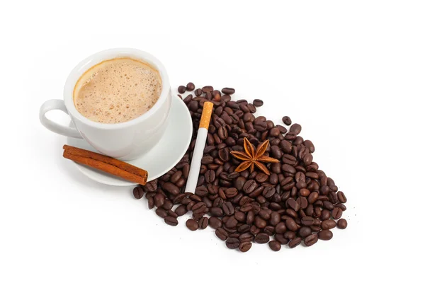 Bir fincan kahve tarçın, şeker ve yıldız anason ile