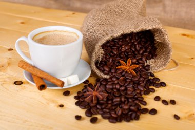 fincan kahve ve kahve çekirdekleri bir ahşap yüzeye