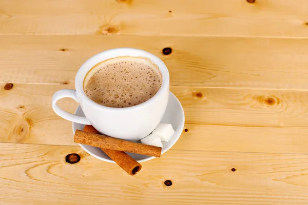 ahşap masa üzerinde tarçın ile kahve